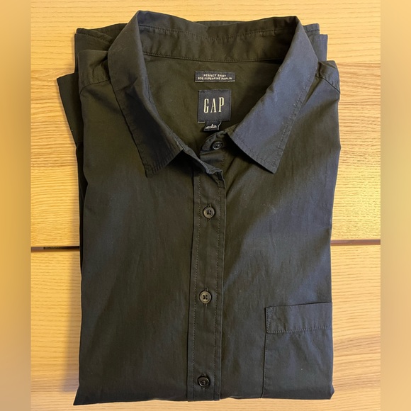 GAP Tops - NWOT Gap women’s perfect shirt L